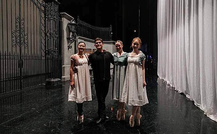 Imagen principal - Los bailarines del San Francisco Ballet realizan cada día, además de la clase, un ensayo técnico junto a todo el equipo técnico tanto del Teatro Real como de la compañía durante la mañana.