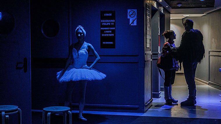 Una de las bailarinas antes de entrar a escena