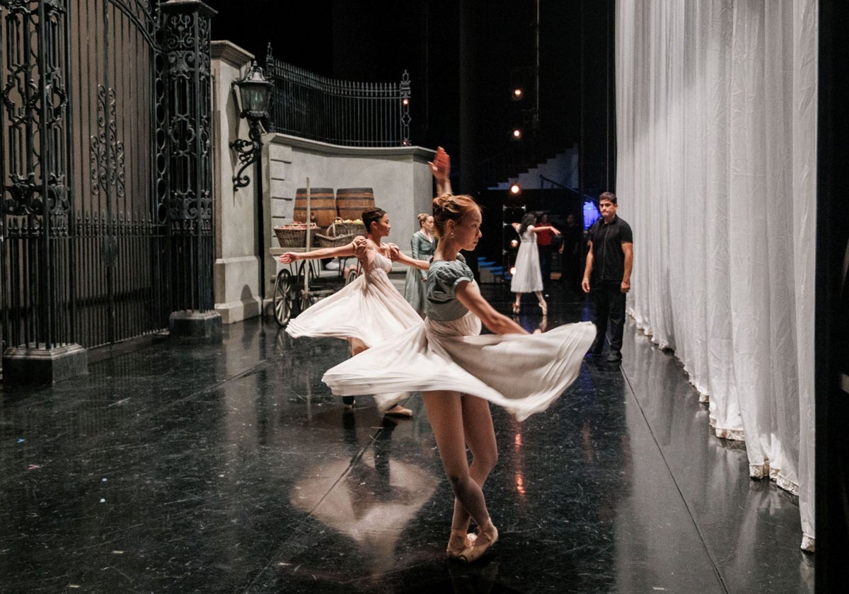 Algunos de los bailarines practicando antes del ensayo técnico
