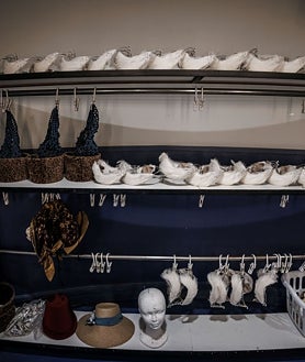 Imagen secundaria 2 - Thomas Richards-Keyes, asistente de peluquería y maquillaje del San Francisco Ballet, se encarga de controlar que todo el material que van a utilizar los bailarines esté correcto y ordenado, ya que los cambios van a ser muy rápidos y es necesaria una buena organización