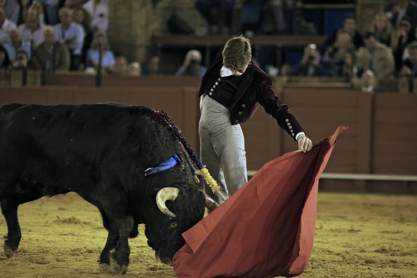 Imágenes del festival taurino a beneficio de Los Gitanos y que ha contado con la presencia de Curro Romero en los tendidos