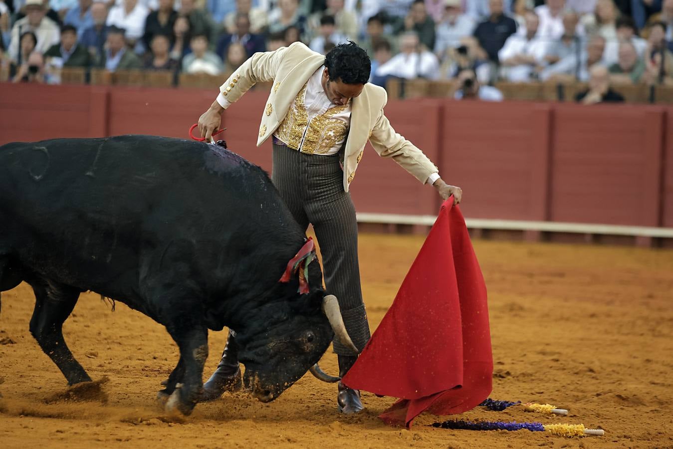 Imágenes del festival taurino a beneficio de Los Gitanos y que ha contado con la presencia de Curro Romero en los tendidos