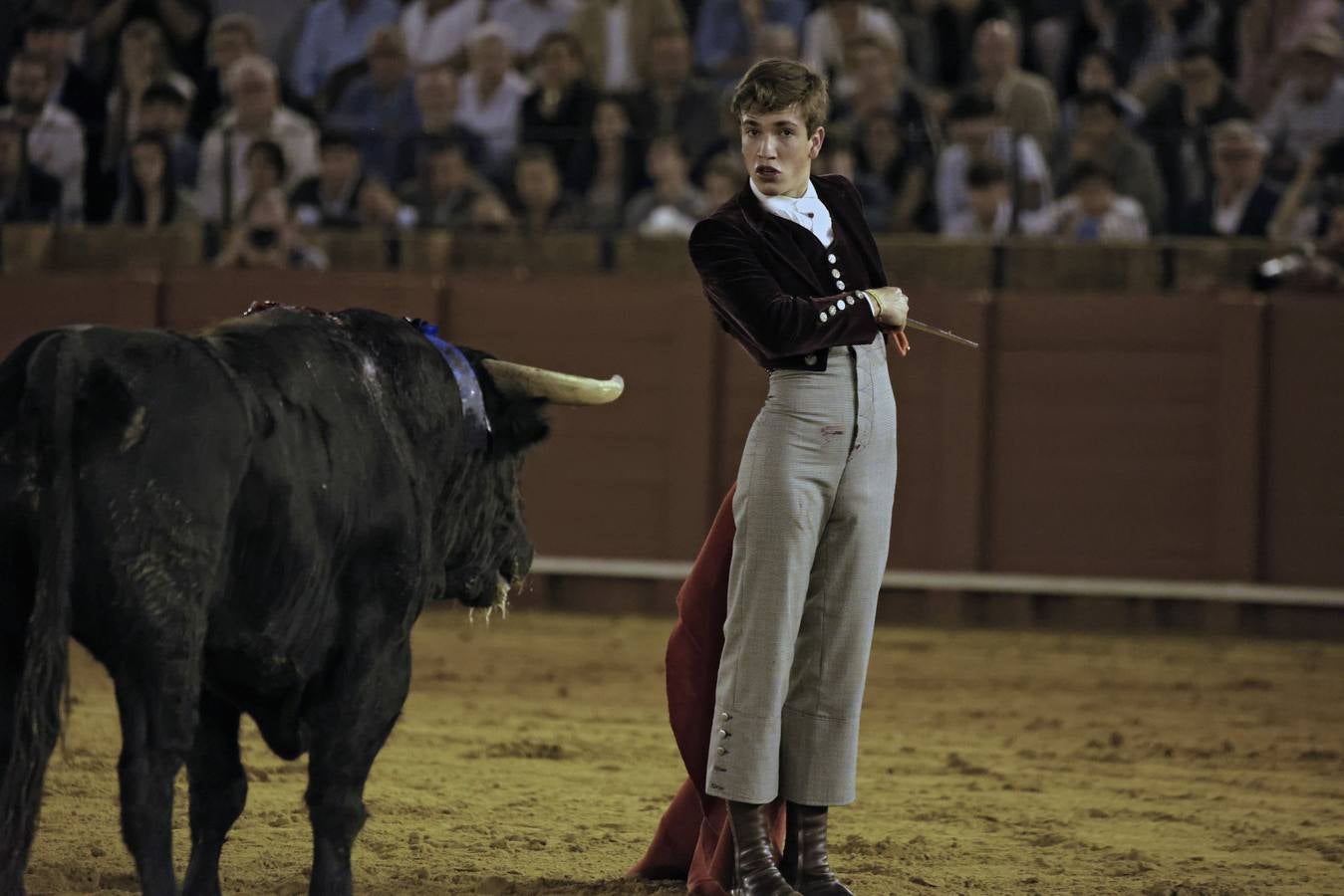 Imágenes del festival taurino a beneficio de Los Gitanos y que ha contado con la presencia de Curro Romero en los tendidos