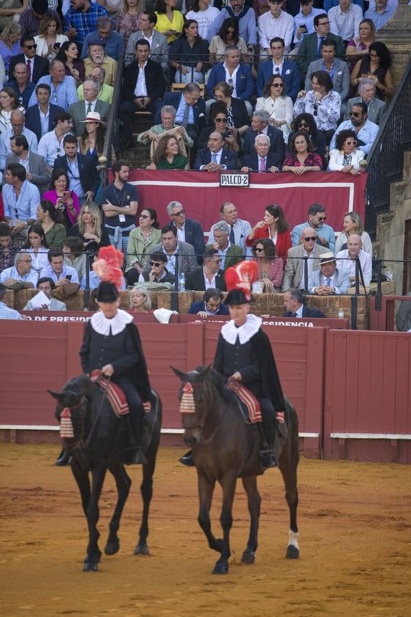 Imágenes del festival taurino a beneficio de Los Gitanos y que ha contado con la presencia de Curro Romero en los tendidos