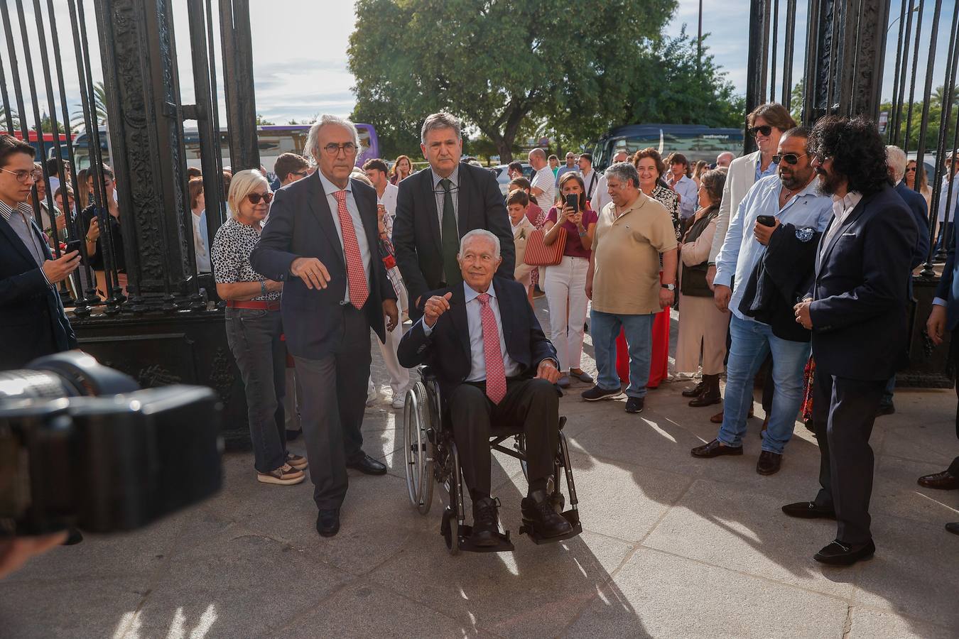 ﻿Llegada de Curro Romero  al festival beneficio de Los Gitanos