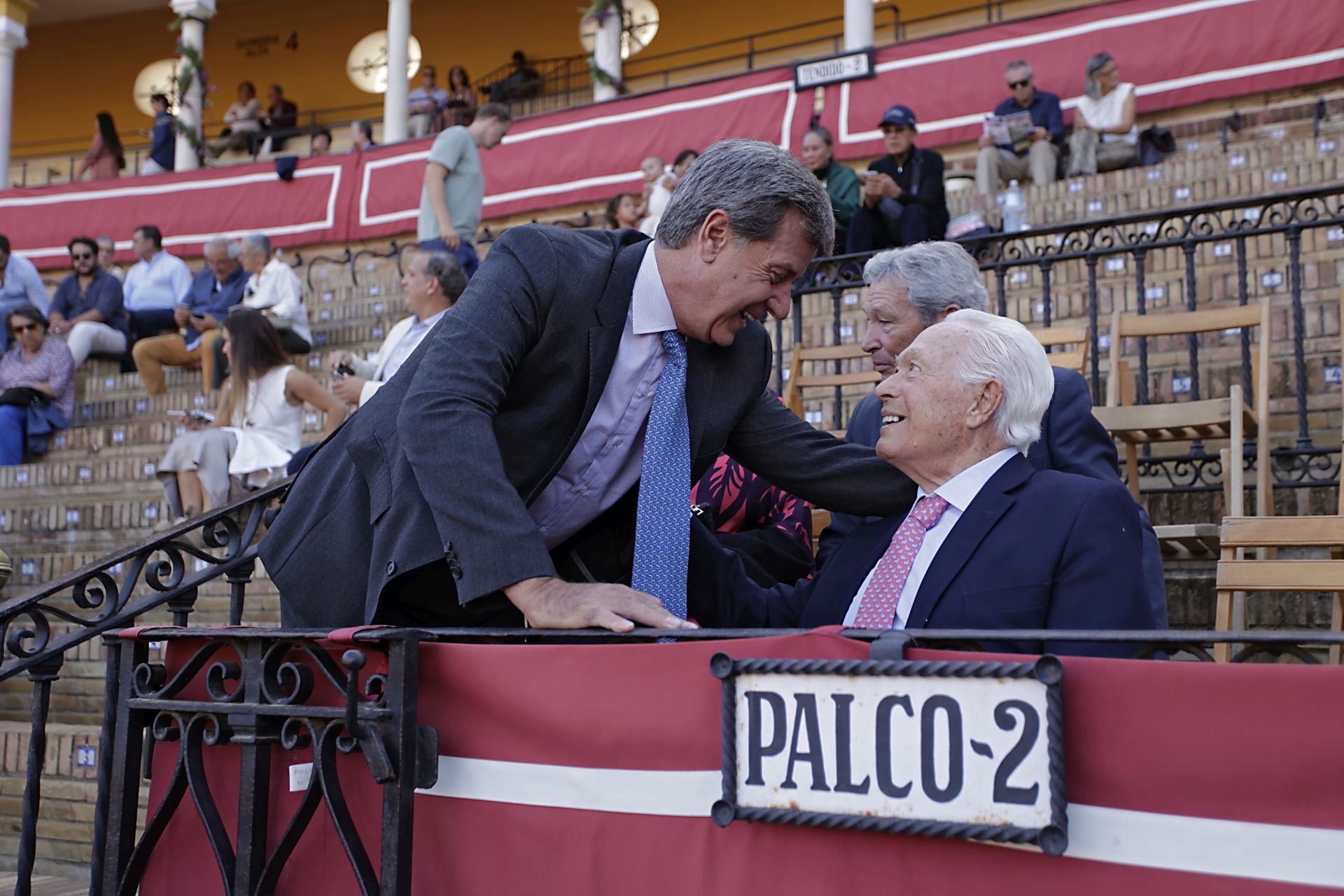 Cayetano Martínez de Irujo saluda a Curro Romero en el tendido