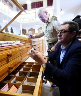 Imagen secundaria 2 - Los clavos de chapar buques enviados por un oficial espía y la 'sierra del pez del mismo nombre' llegada con la colección de los boticarios José Hortega y su sobrino Casimiro Gómez. Díez con plata de Hiendelaencina