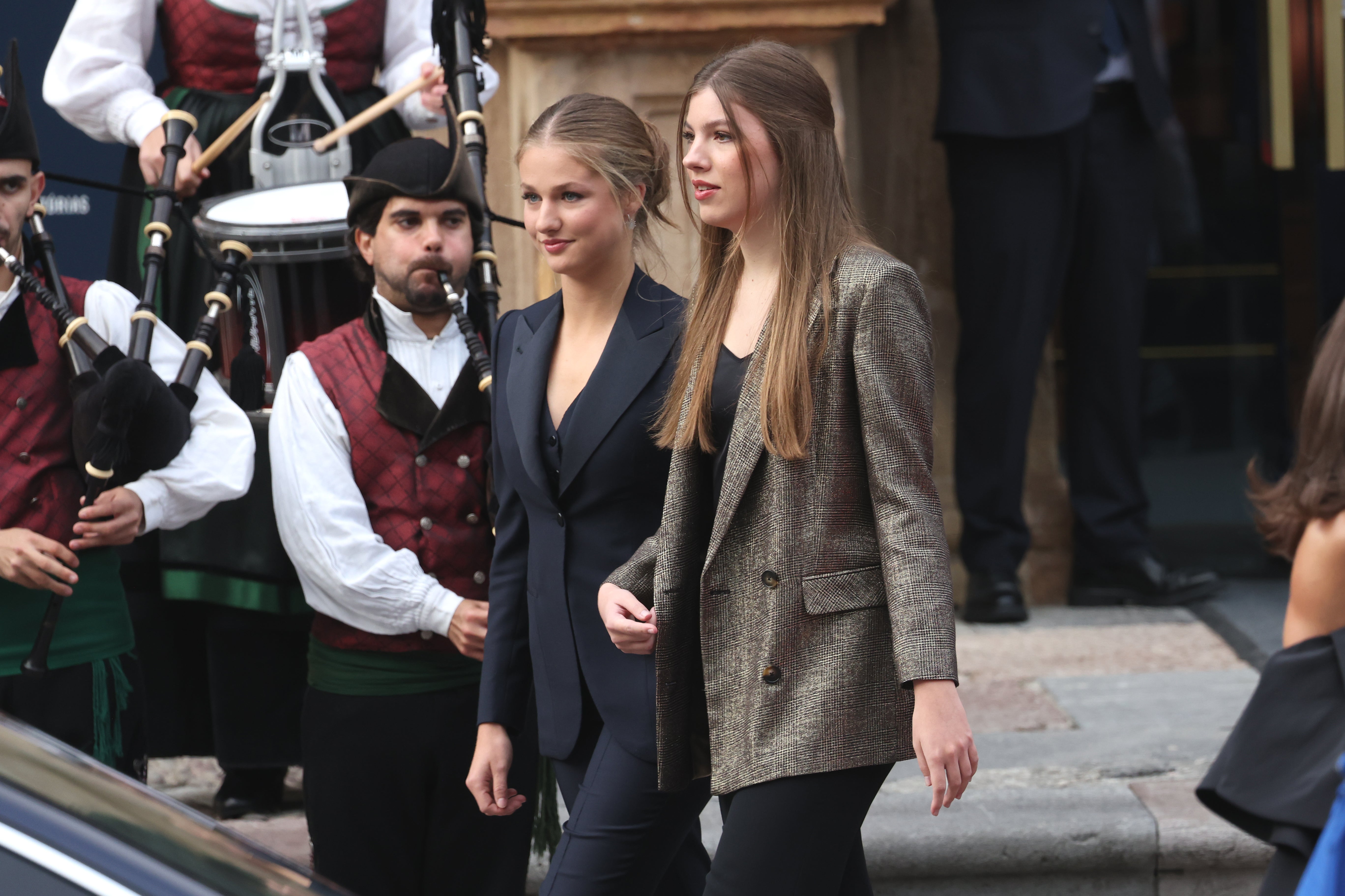 La Princesa de Asturias y su hermana, la Infanta Sofía, entre la música de los gaiteros