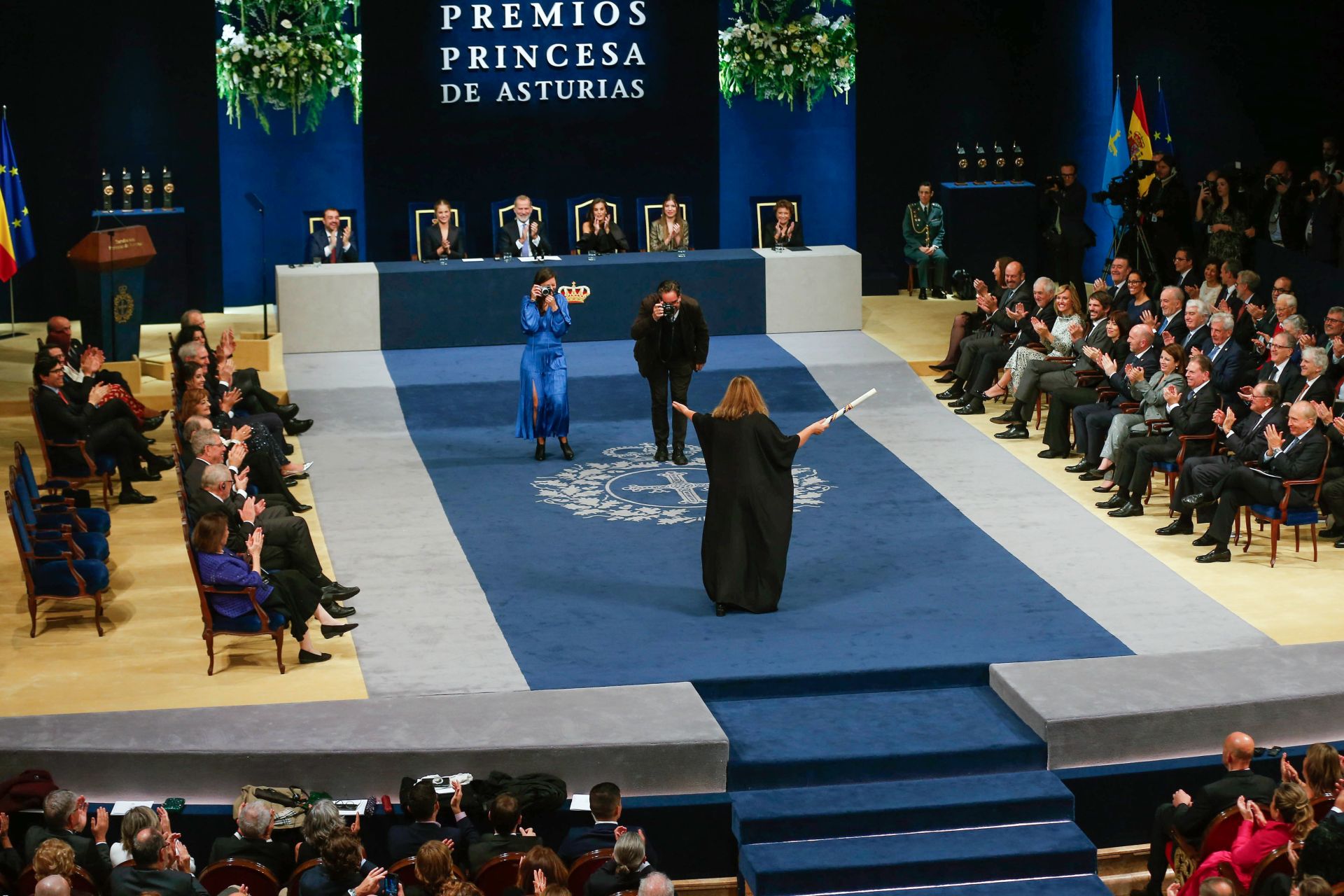 La presidenta de Magnum, Cristina de Middel, se deja fotografiar al recoger el Premio de la Concordia