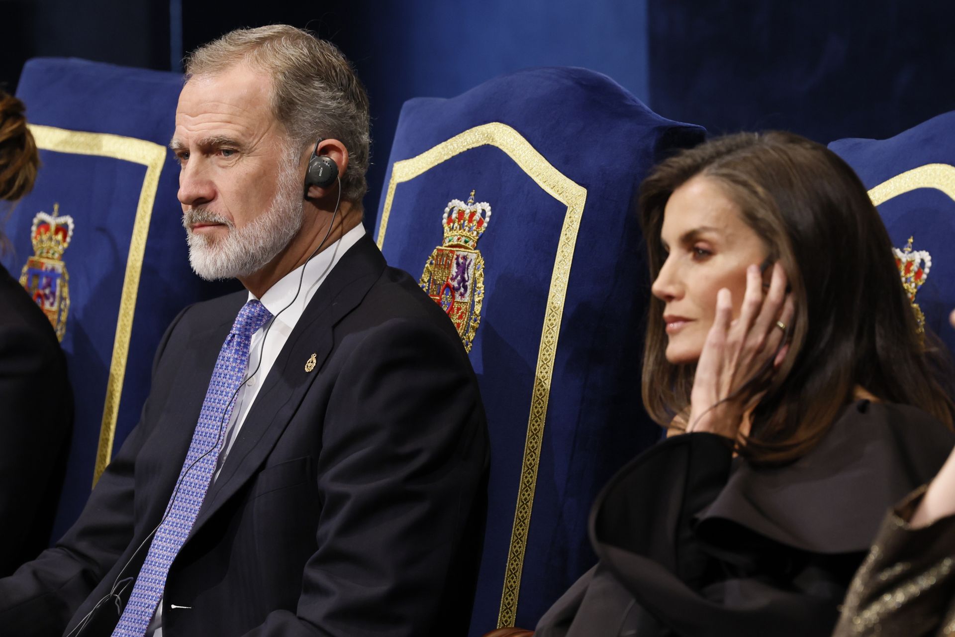Don Felipe y Doña Letizia escuchan uno de los discursos durante la entrega de los Premios
