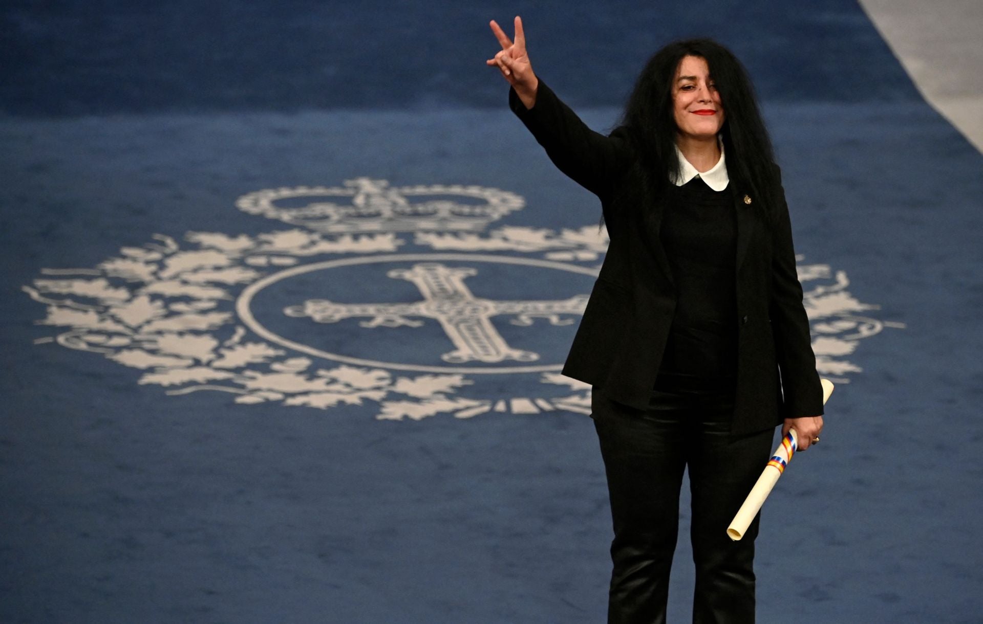 Marjane Satrapi, premio Princesa de Asturias de Comunicación y Humanidades, posa con el galardón