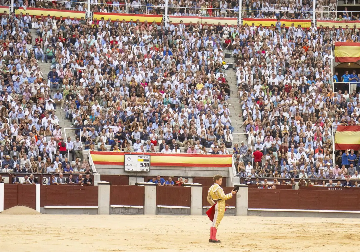 Borja Jiménez, triunfador con tres orejas, brinda la faena a Dulce, uno de los grandes toros del año