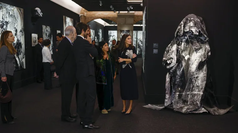 La Reina observa una escultura de Lita Cabellut, junto con la artista, Ernest Urtasun, Tomás Marco y Eloy Martínez de la Pera