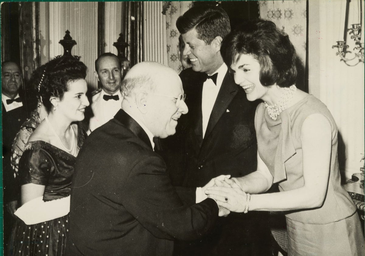 Pau Casals saluda a los Kennedy