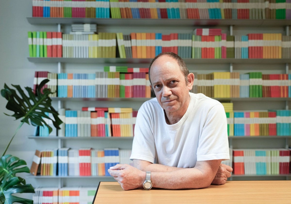 Damon Galgut, fotografiado en la sede la editorial Libros del Asteroide