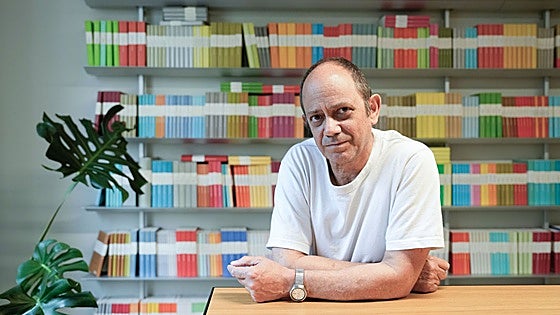 Damon Galgut,  escritor: «No puedes escapar de la sociedad; como mucho puedes dejar atrás tu propia historia»