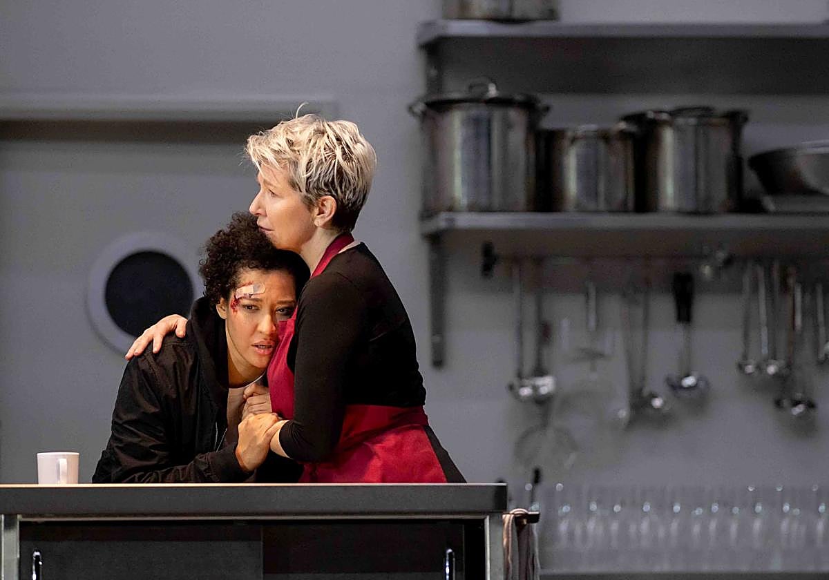 Julia Bullock y Joyce DiDonato, en una escena de 'Theodora'