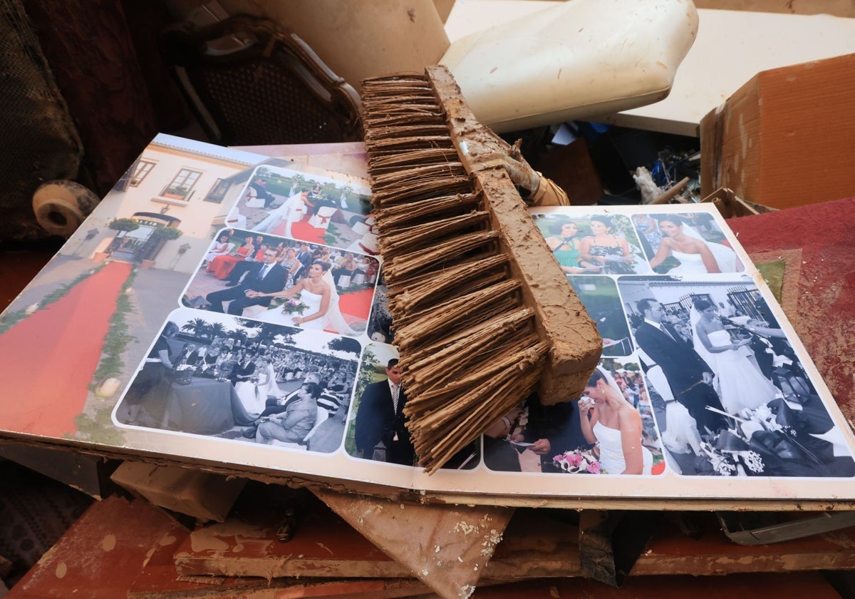 Un álbum fotográfico entre el barro en Catarroja