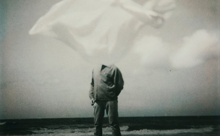 Imagen principal - De arriba abajo, 'Une fois et pas plus', de Corinne Mercadier; ‘Sans titre (nuées et soleil)’, obra de 1855 de Víctor Hugo; y ‘Máscara de Montserrat gritando’ (1939), de Julio González