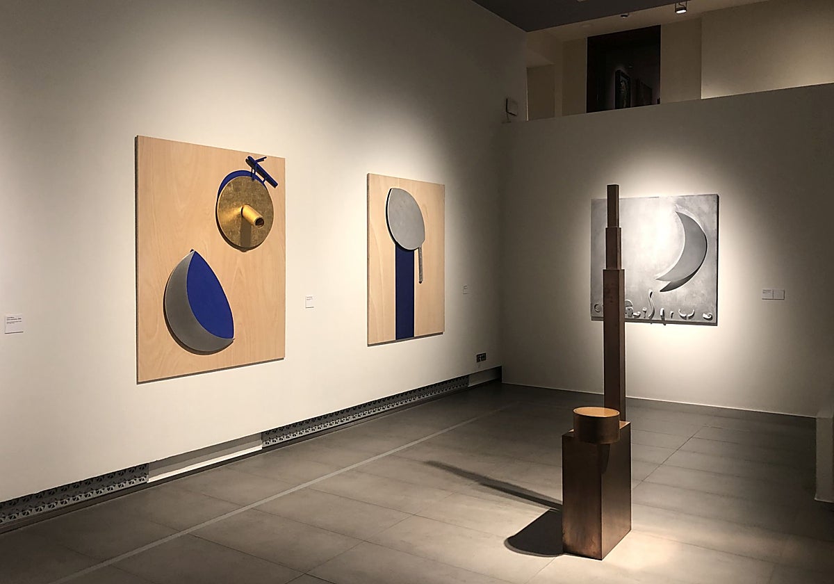 Una de las salas de la exposición con piezas cuadros y escultura de MIquel Navarro