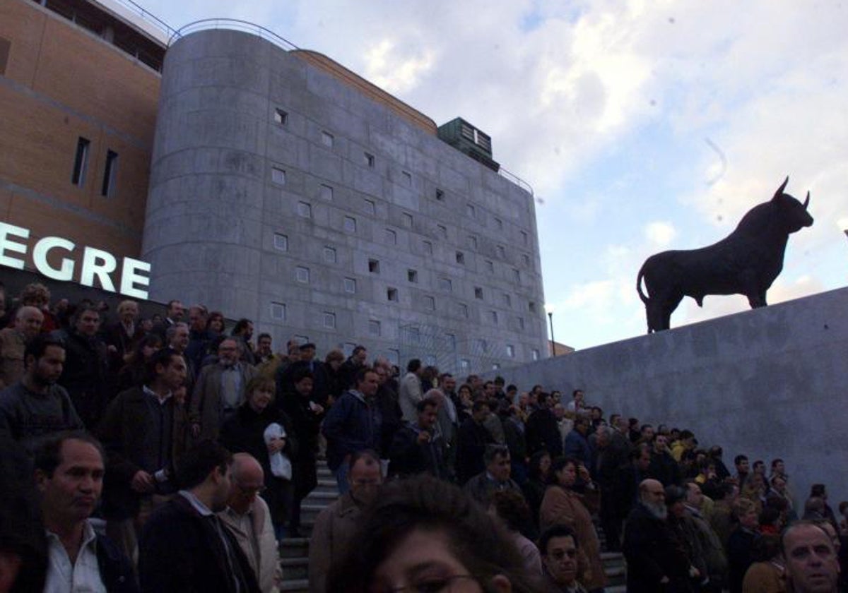 El público, a la salida del Palacio Vistalegre, en Carabanchel