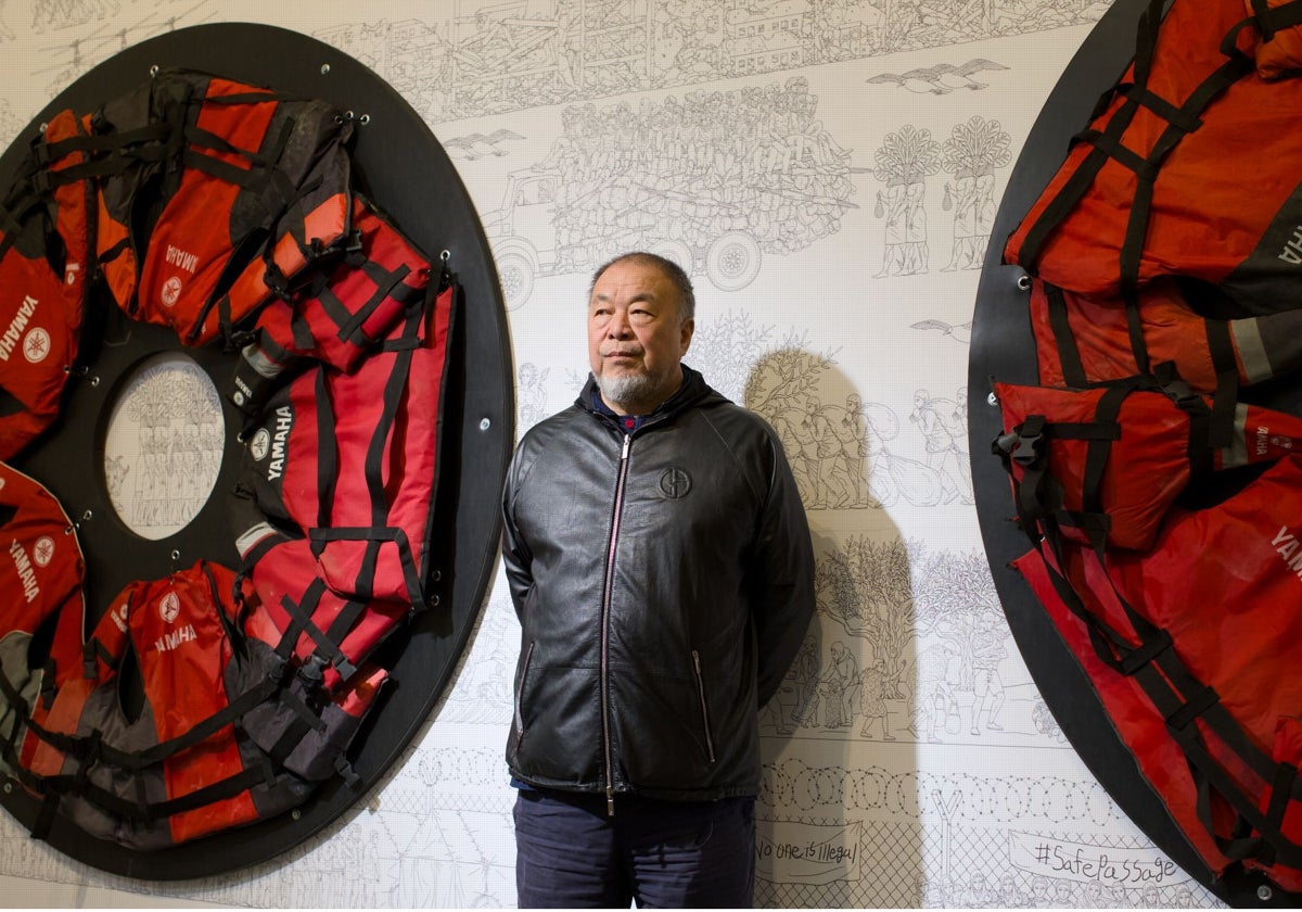 Ai Weiwei, este viernes en el Musac junto a 'Lotus', una de sus obras realizada con chalecos salvavidas encontrados en la isla griega de Lesbos