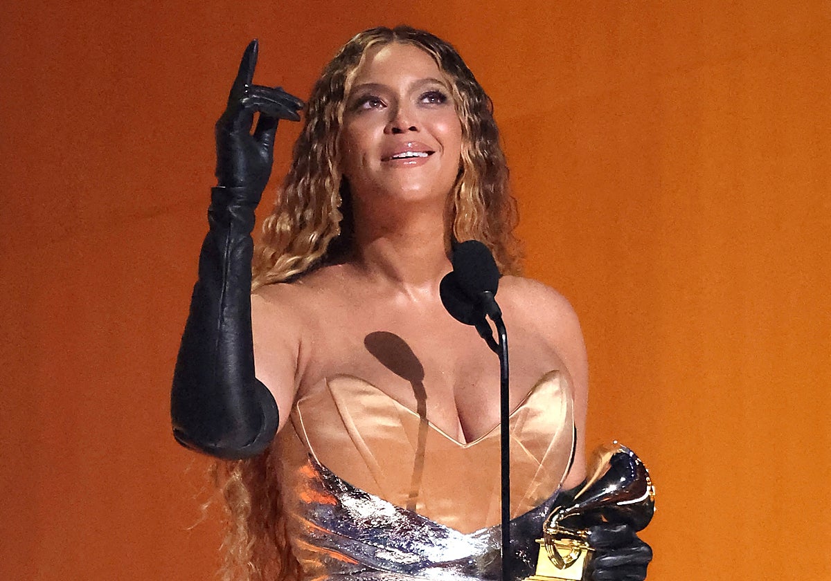 Beyoncé en una foto de archivo con un Grammy