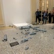 Un hombre destroza una escultura de Ai Weiwei en la inauguración de una exposición en Italia