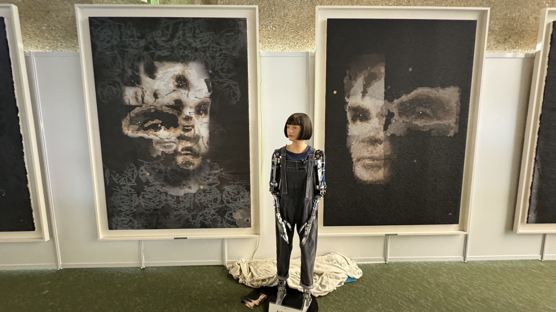 El robot Ai-Da frente a su obra de arte 'A.I. God. Portrait of Alan Turing', creada por IA, en las Naciones Unidas en Ginebra, Suiza.