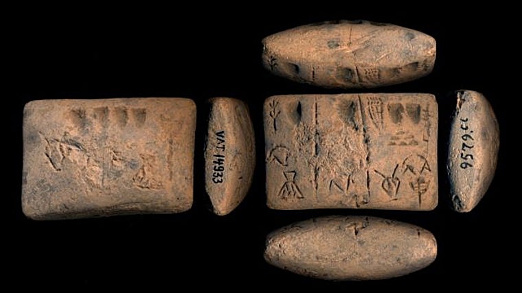 Fotografía de una tablilla protocuneiforme que muestra los signos analizados en la investigación