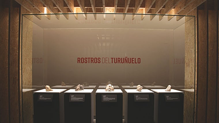 Vitrina de la nueva Sala de Novedades Arqueológicas del MAN con los rostros del Turuñuelo