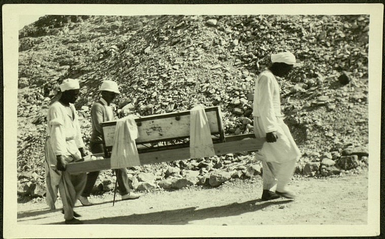 Imagen principal - Fotografías del legado de Mendigorría y Torrelaguna tomadas en el yacimiento del Valle de los Reyes en 1923