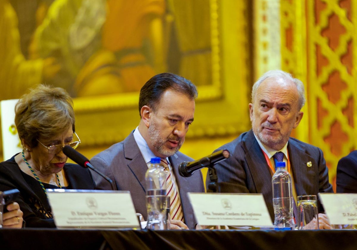 Santiago Muñoz Machado, junto a Pabel Muñoz y Susana Cordero de Espinosa