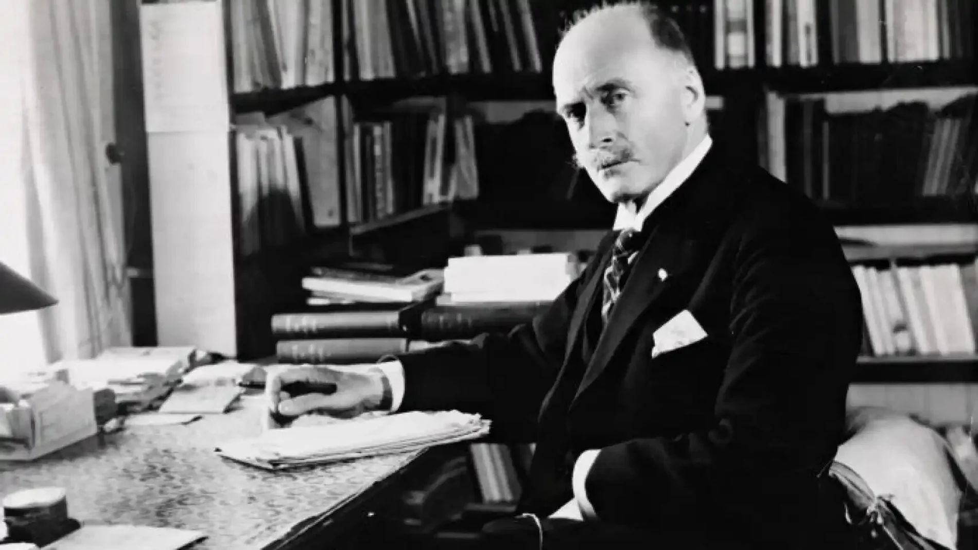 El escritor noruego Knut Hamsum (1859-1952)