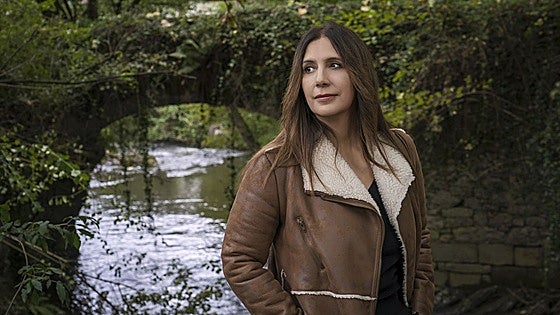 Dolores Redondo  se asoma al abismo en la sima de Legarrea: «El miedo y la superstición también pueden llevar a matar»
