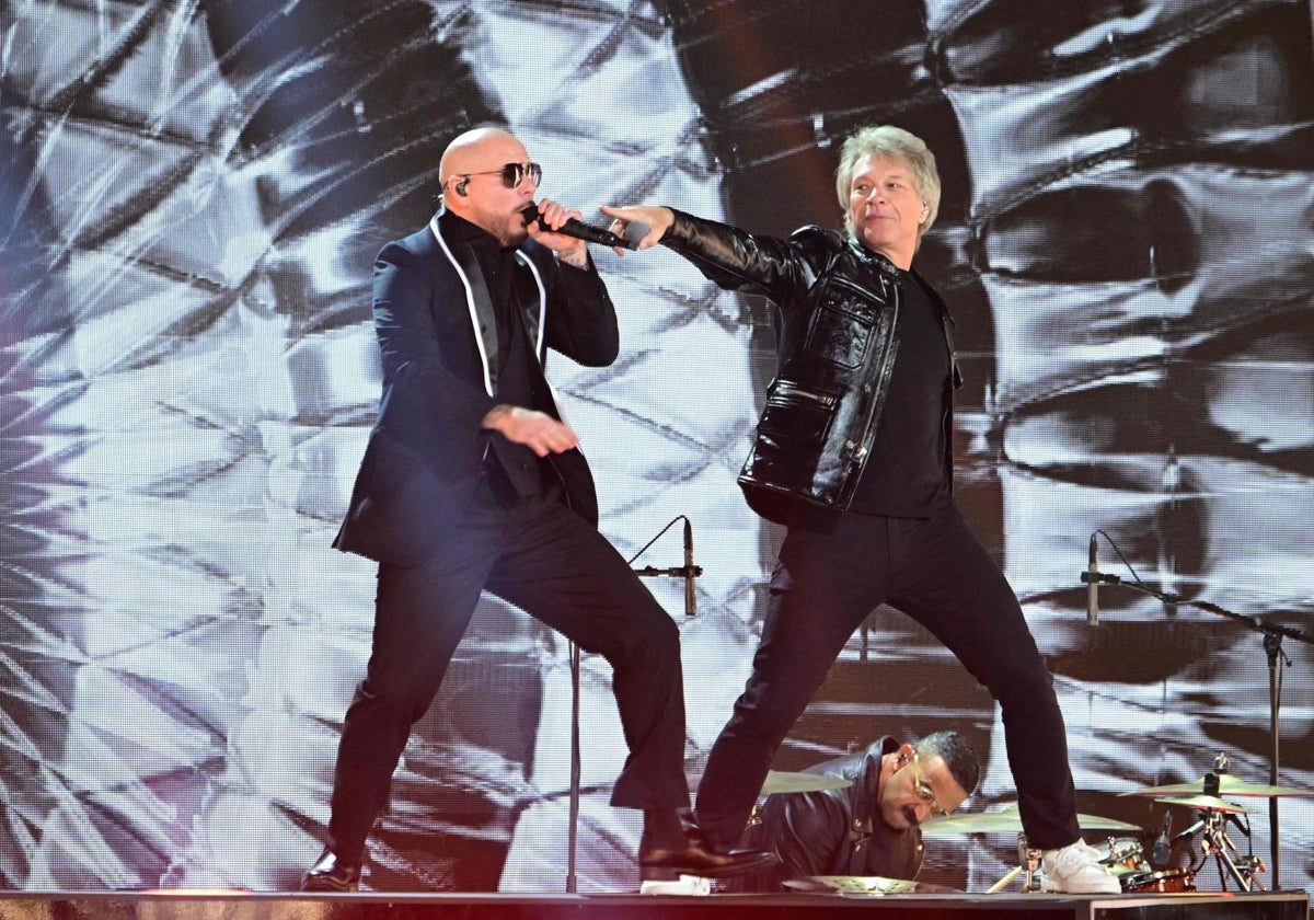 Pitbull y Bon Jovi, en una de las actuaciones de la noche.