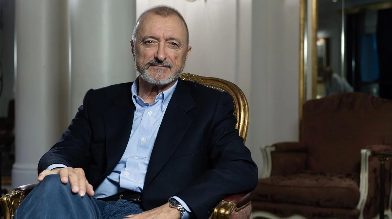 Arturo Pérez-Reverte encabeza el 'ranking' con 'La isla de la mujer dormida'