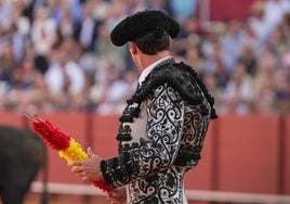 Le roban el traje de torear a un banderillero de Sevilla