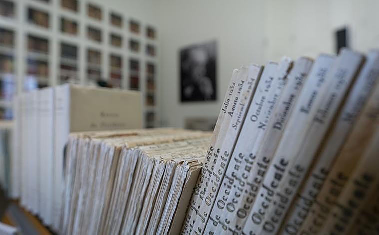 Imagen principal - De arriba abajo: ejemplares de la colección de la revista, la biblioteca personal del filósofo y el primer número de 'Revista de Occidente'