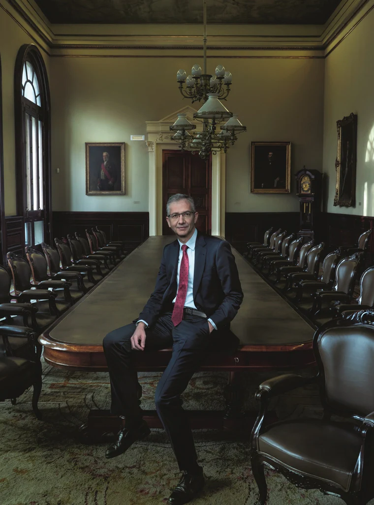 Portrait of Pablo Hernández de Cos, former governor of the Bank of Spain, made by Annie Leibovitz