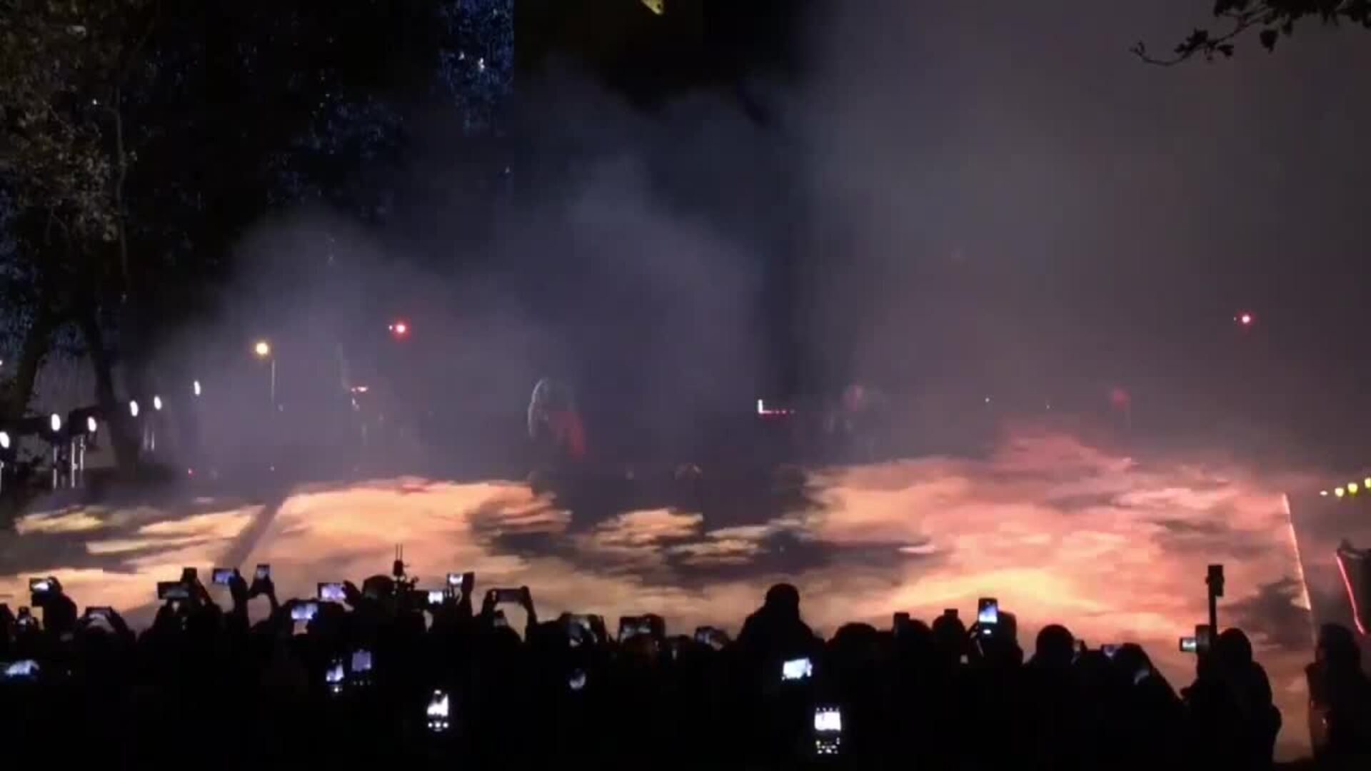 Un espectáculo de pirotecnia y danza da la bienvenida a las luces de Navidad en Barcelona