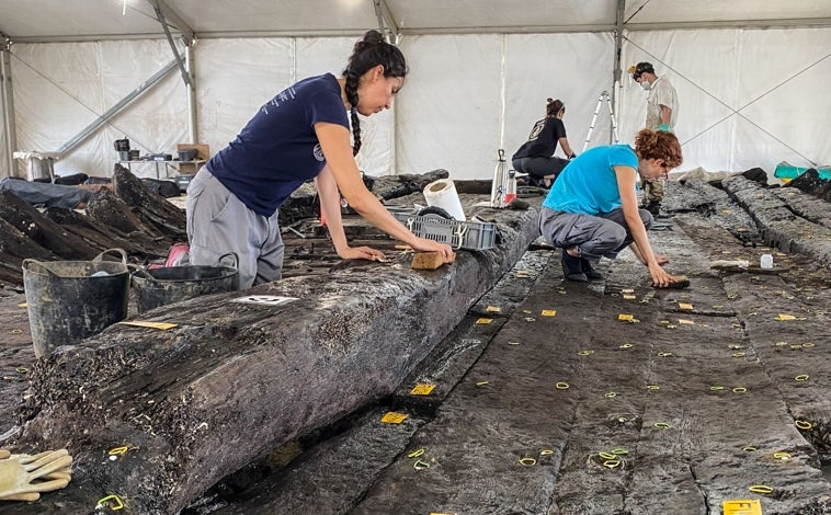 Imagen principal - Epecialistas del Centro de Arqueología Subacuática durante el estudio y documentación del Delta 1