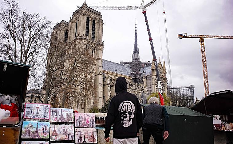 Imagen principal - Exteriores de la Catedral de Notre Dame horas antes de su reapertura oficial