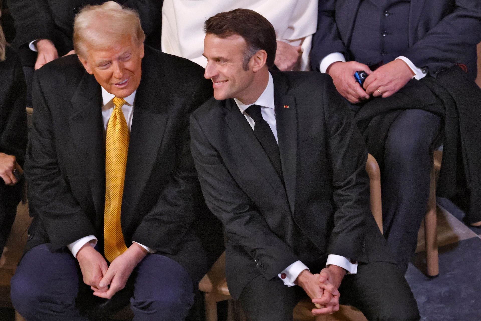 Emmanuel Macron con Donald Trump en el interior de la catedral