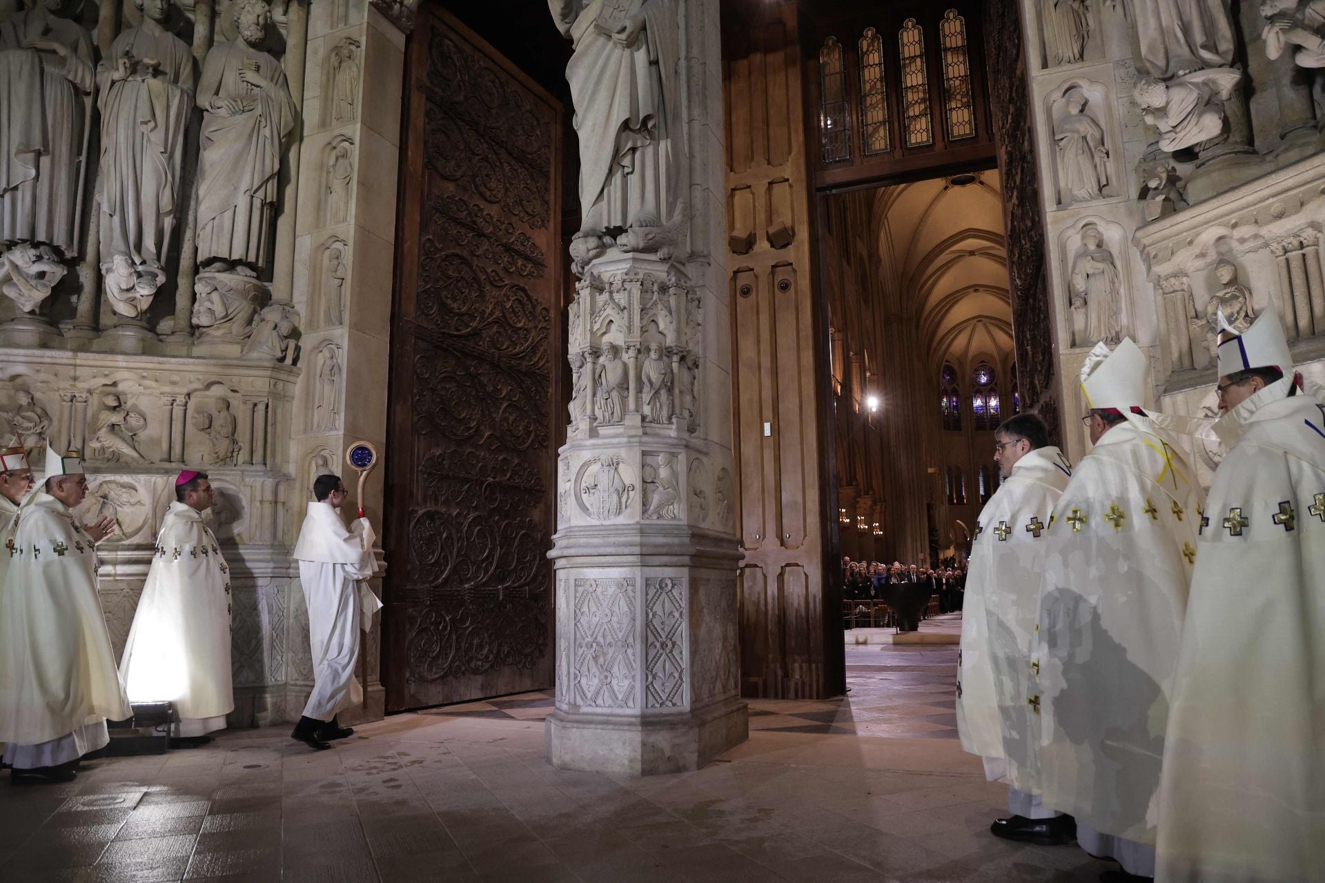 Los clérigos acceden al interior de Notre Dame