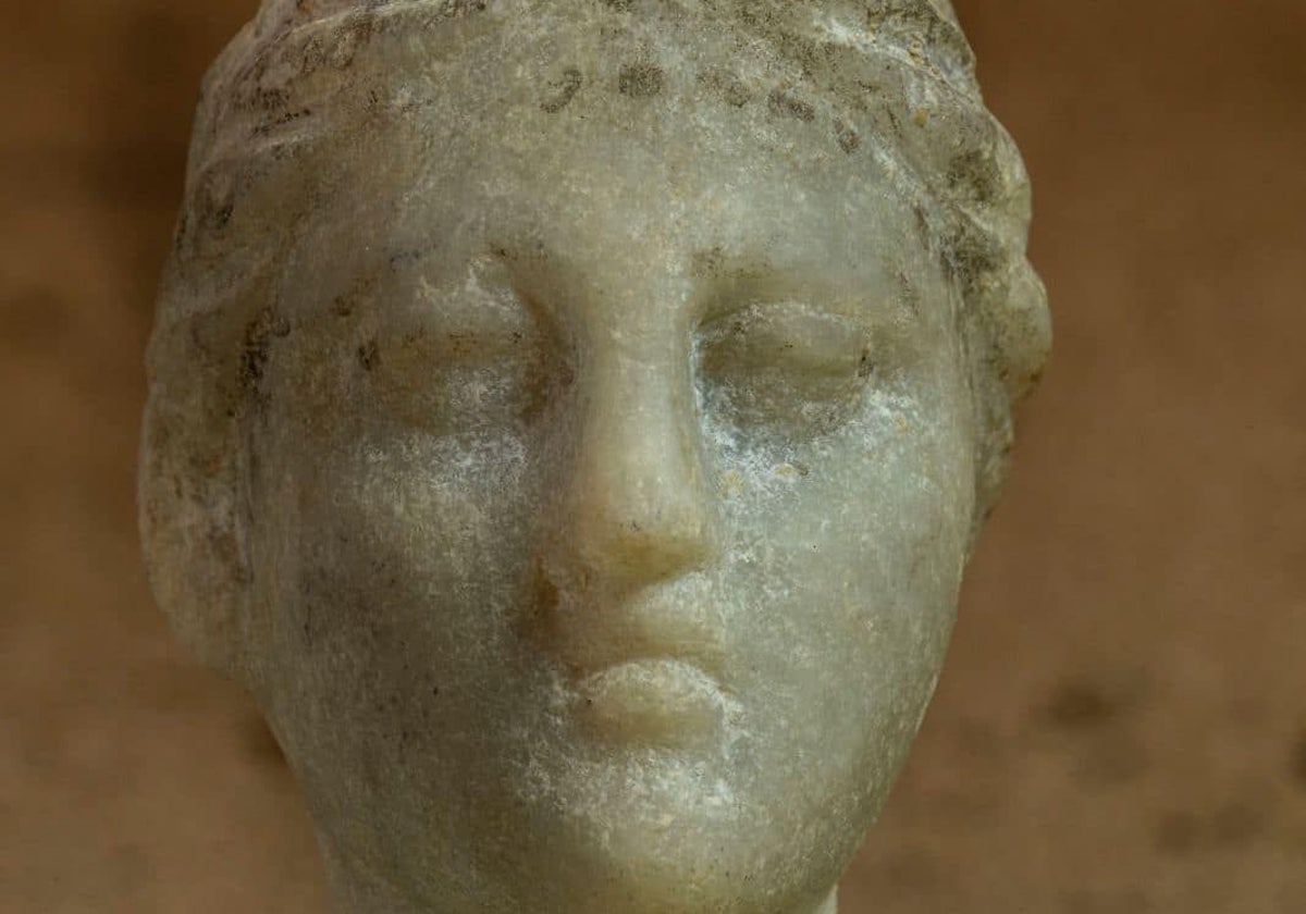 La pequeña estatuilla de mármol blanco de una mujer con la diadema real hallada en Taposiris Magna