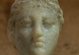 Hallan una posible estatuilla de Cleopatra en el templo egipcio donde buscan su tumba