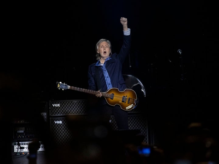 Paul McCartney saluda al público madrileño, puño en alto