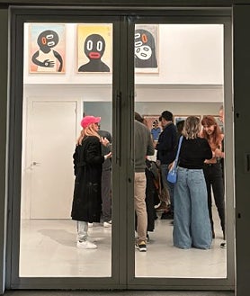 Imagen secundaria 2 - De arriba abajo, 'Estado Fallido', de María Cañas, para Alégrame esas Pascuas'; 'collage' de Tomás Valdivieso en 'Te regalo. Me regalo'; detalle de las jornadas de merrcadillo de Gunter Gallery en Madrid