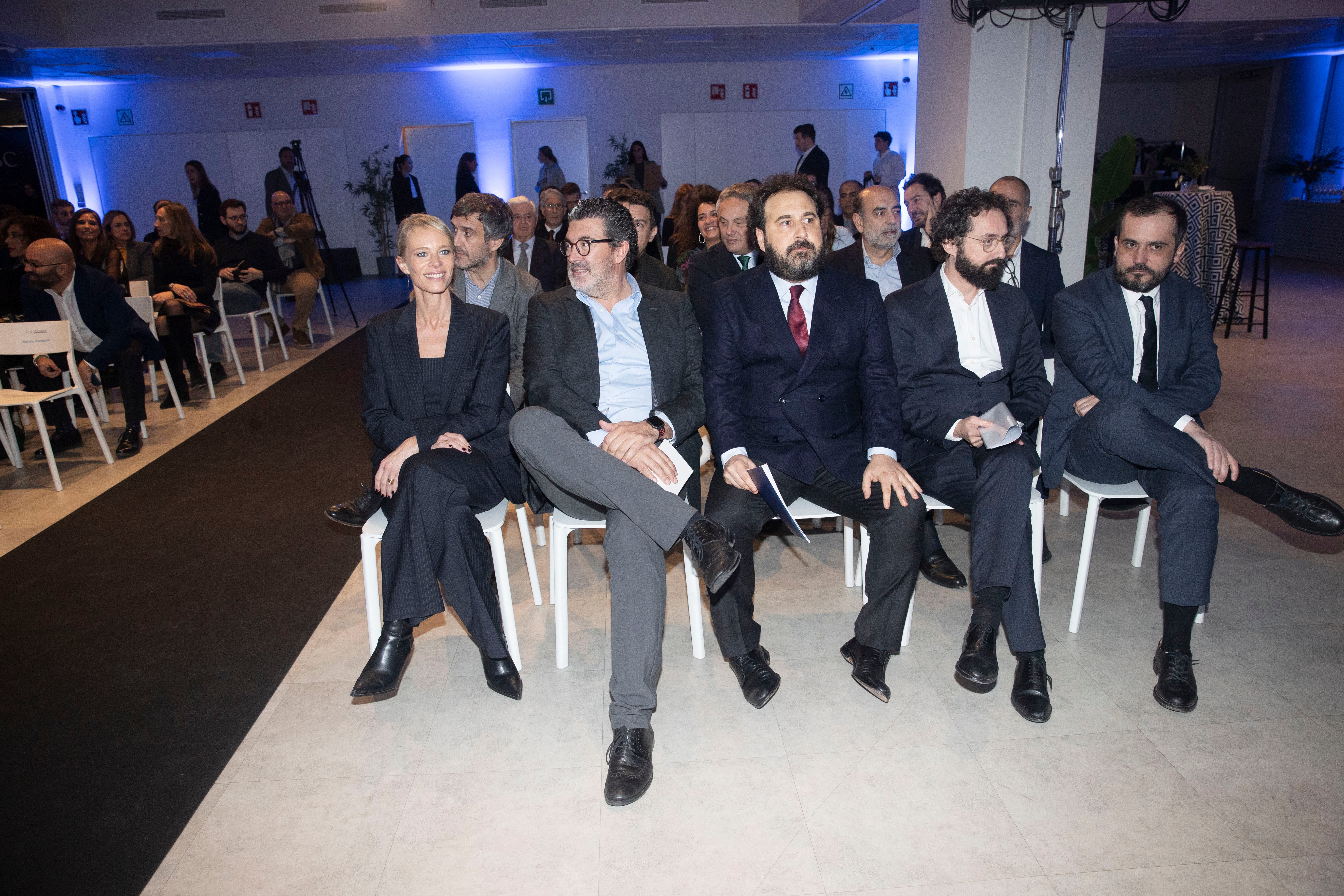 De izquierda a derecha: la viuda de David Gistau, Romina Caponnatto; el director de ABC, Julián Quirós; el premiado, José F. Peláez; el director de 'El Mundo', Joaquín Manso, y el subdirector de 'El Mundo', Gonzalo Suárez.